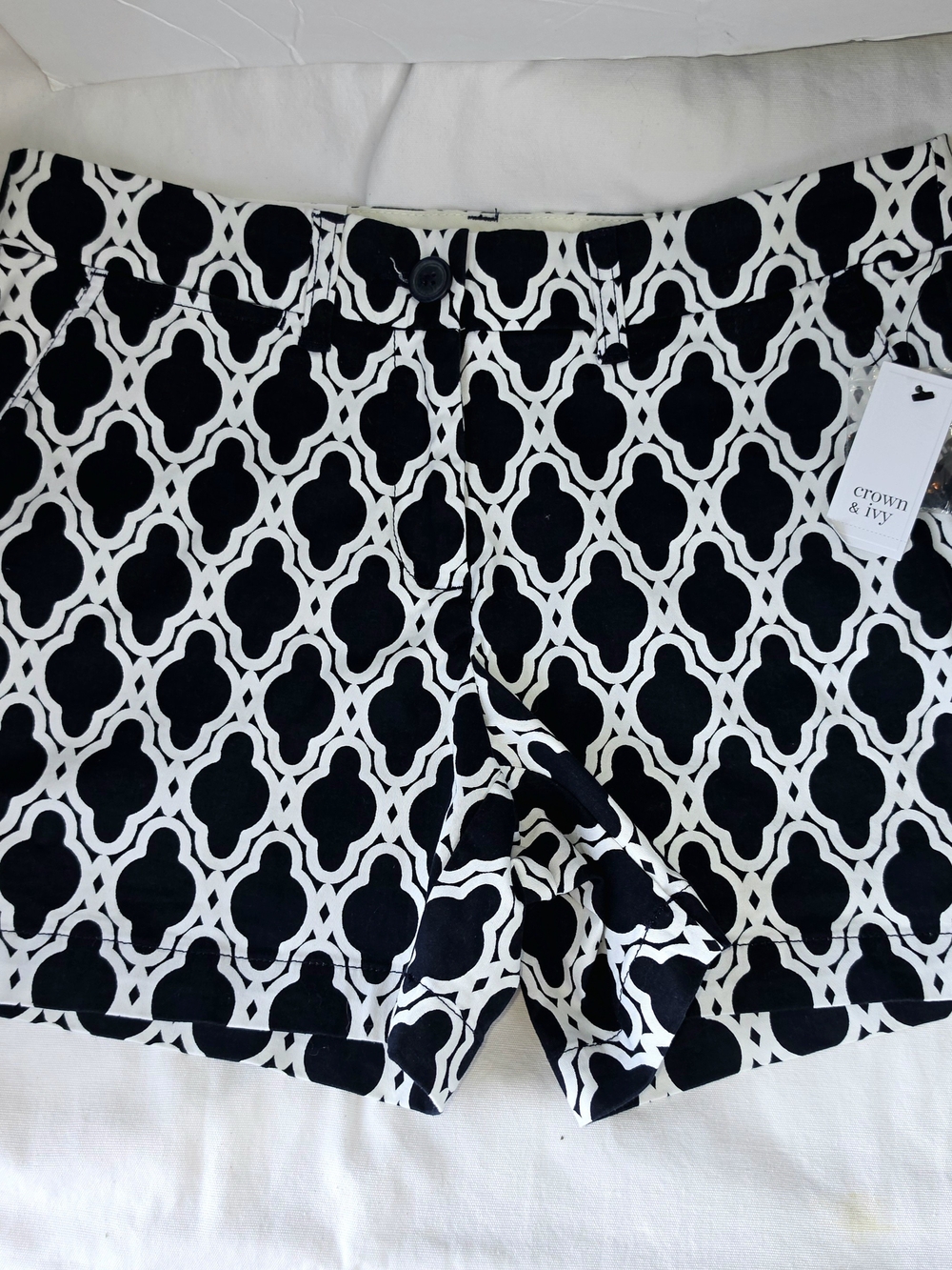 NWT Crown & Ivy Navy White Quatrefoil Caroline Shorts Size 8 Regular